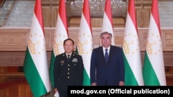 Тажикстандын президенти Эмомали Рахмон жана Кытайдын коргоо министри Вэй Фэнхэ Дүйшөмбүдөгү жолугушуудан кийин. 27-июль, 2021-жыл. 