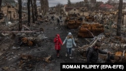 Pe 06 aprilie 2022, în orașul Bucea, recucerit de forțele ucrainene, Vladislava Liubarets și familia ei merg să se întâlnească cu sora pe care nu o văzuseră de la începutul invaziei ruse.