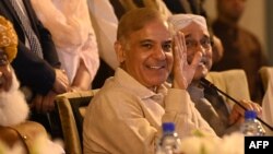 شهباز شریف خبریالانو ته لاس پورته کړی - د ۲۰۲۲ز کال د مارچ ۲۸مې انځور. 