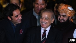 په دې تصویر کې: د جمعيت علمای اسلام (ف) اسد محمود، د مسلم ليګ (ن) شهباز شريف او د پيپلز پارټۍ بلاول بوټو زرداري