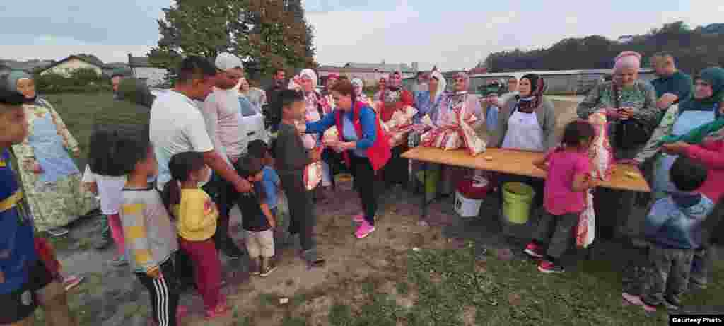 Меѓу оние што чекаа на ред за ручек, повеќето беа деца. Во населбата се сместени повеќето семејства со деца од Авганистан.