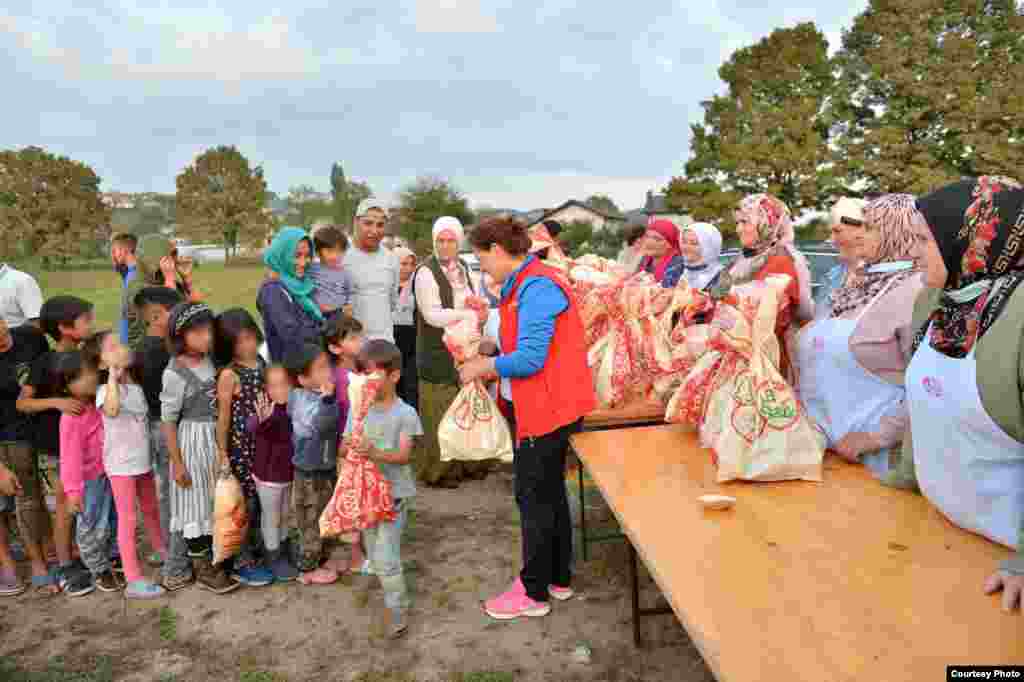 Ručak i paketići za djecu su podijeljeni uz pomoć austrijske organizacijeSOS Balkanroute.&nbsp;