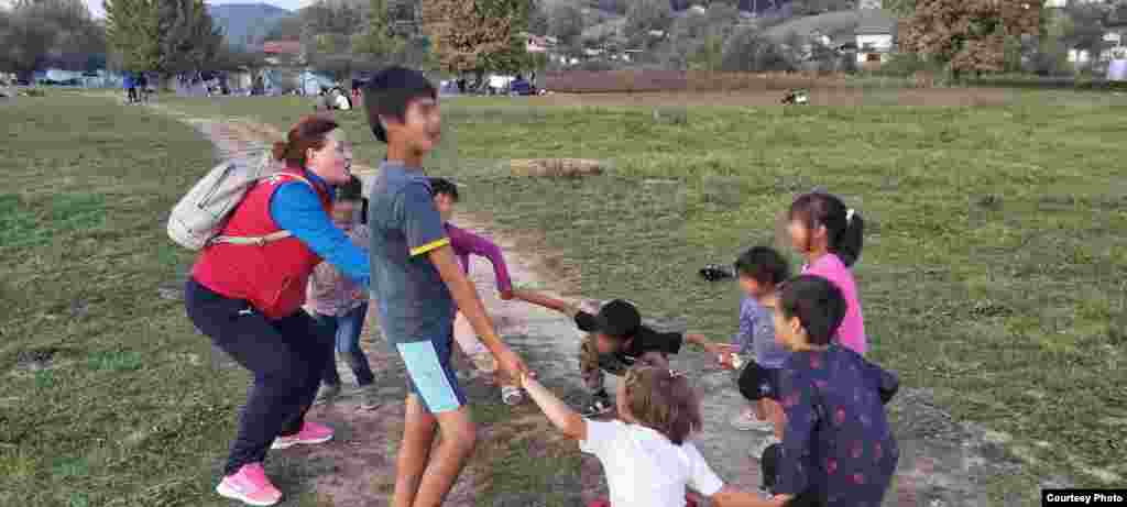 Иако највисоката дневна температура изминатите денови беше околу 5 Целзиусови степени, децата ја немаат потребната облека и чевли.