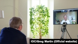 Președintele IOC, Thomas Bach, în timpul unui apel video cu Peng Shuai, 21 noiembrie 2021. Atleta ar fi respins acuzațiile aduse anterior, deși criticii susțin că aceasta ar fi fost forțată de autoritățile chineze să-și retragă plângerea publică.