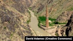 منار جام در نقطۀ وصل دریاهای جام و هریرود قرار دارد