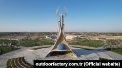 60-метровый монумент был установлен турецкими компаниями по проекту турецкого дизайнера Синана Турамана.   