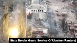 Кадър от видео на украинската гранична служба, на който се вижда стрелящ украински танк в Соледар, 8 януари 2023 г.