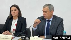 Сьвятлана Ціханоўская і ейны намесьнік Павал Латушка