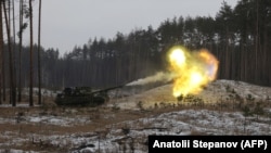 Український танк завдає вогневого ураження російським військам біля Кремінної, 12 січня 2023 року