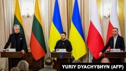 Президент України Володимир Зеленський на спільній пресконференції з президентом Литви Гітанасом Науседою (ліворуч) та президентом Польщі Анджеєм Дудою (праворуч), Львів, 11 січня 2023 року