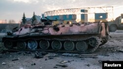 په هغه ویډیو کې چې وړمه ورځ پر ټولنیزو شبکو لاس په لاس کېږي، ښکاري چې د روسیې یو سرتېری د یوه پرې شوي تر څنګ ولاړ دی او ادعا کېږي چې دغه سر د یوه اوکرایني سرتېري دی.