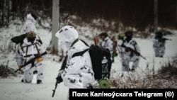 «Якщо виникають якісь питання, якісь підозри – ми, не ризикуючи, прощаємося із такими людьми. Знову ж – ми не хочемо можливих агентів у наших лавах», – командир полку Калиновського