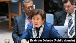 روزا اوتنبایېوا د ملګرو ملتونو امنیت شورا غونډې ته وینا کوي - پخوانی انځور.