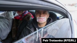 Активист движения «Oyan, Qazaqstan!» Дархан Шарипов в полицейском автомобиле. Алматы, 20 ноября 2022 года