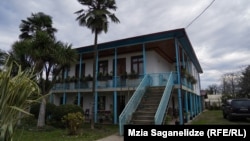 Сегодня в доме семьи Джикия функционирует семейный отель, а в 1993 году от него остался лишь камин