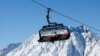Скиор се вози на лифта в австрийския курорт Ишгъл.