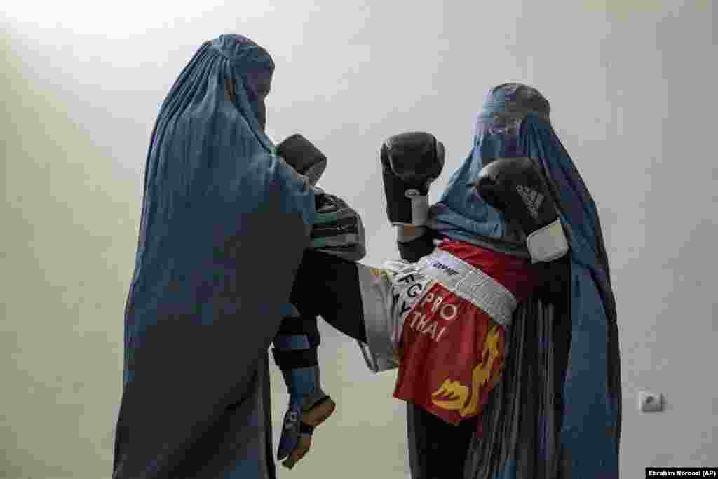 دوه افغان مېرمنې کابل کې د موی تای تمرين کوي يوې بلې ورشکارې مېرمنې وويل: &quot;که ژوند هم سخت و، پر خپل ځان مې باور درلود او پوهېدم چې په خپلو هڅو هغه کار چې وغواړم ترسره کولی يې شم، خو اوس ډېره هيله نه&zwnj;لرم.&quot; &nbsp;