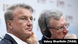 Президент, председатель правления "Сбербанка" РФ Герман Греф и председатель Счетной палаты РФ Алексей Кудрин (слева направо)