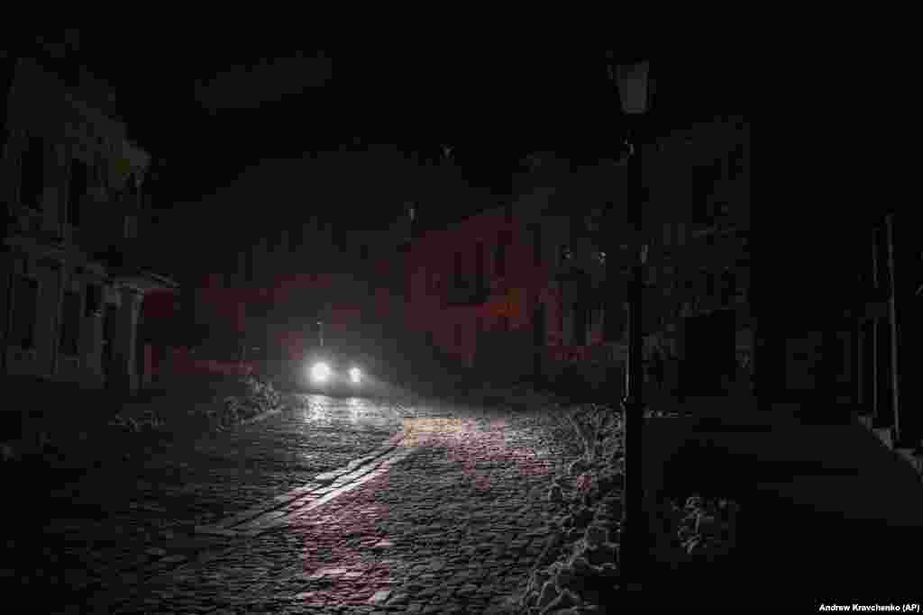 &laquo;У всіх регіонах відбуваються аварійні відключення. Це необхідний крок для захисту електромереж від додаткових технологічних аварій та підтримки роботи енергосистеми. Ремонтні бригади разом з підрозділами ДСНС почнуть ліквідацію пошкоджень одразу після закінчення повітряної тривоги. Але через мороз та льодяний дощ в деяких регіонах аварійно-відновлювальні роботи на обʼєктах, пошкоджених ракетами терористів, можуть тривати довше&raquo;, &ndash; зазначили енергетики. І лише фари автівок освітлюють засніжені і темні київські вулиці. 23 листопада 2022 року