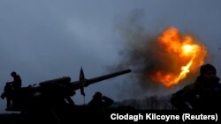Українська артилерія веде вогонь по позиціях російських військ поблизу Бахмута