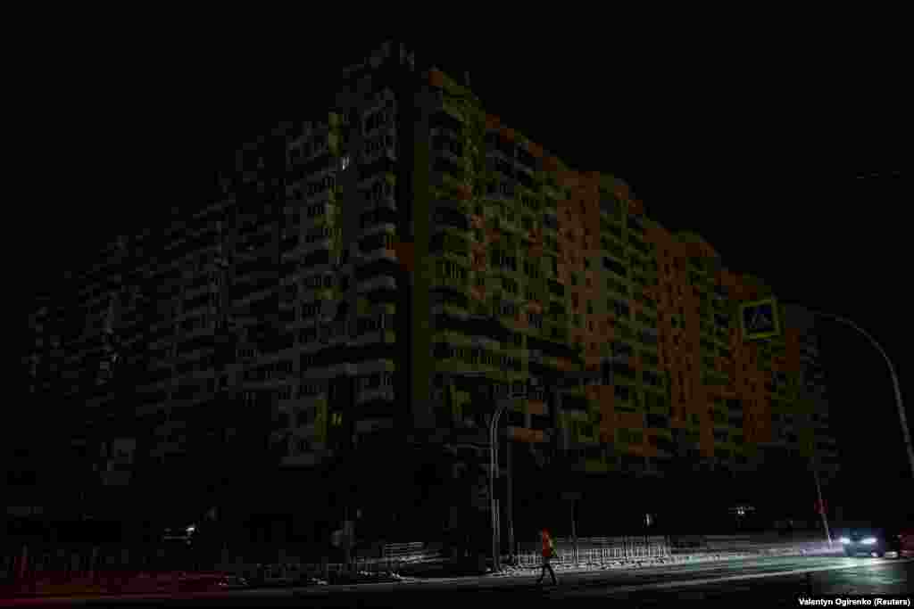 На ранок 24 листопада, мер Києва Володимир Кличко повідомив, що на лівому березі столиці відновили водопостачання, але ще близько 70% міста залишається без електропостачання &laquo;Енергетики та фахівці &laquo;Київводоканалу&raquo; працювали всю ніч, щоб відновити життєзабезпечення столиці. Вже повернули водопостачання на лівому березі міста. На правому ж &ndash; плануємо відновити його в першій половині дня&raquo;, &ndash; написав Кличко у телеграмі