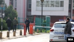 Полиција пред скопската гимназија Јосип Броз поради дојава за бомба, Скопје, архивска фотографија.