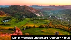 Proiectul minier propus de Gabriel Resources la Roșia Montană a fost contestat puternic de societatea civilă. În 2015, compania canadiană a atacat România la Tribunalul de Arbitraj de la Washington, pentru blocarea proiectului și a cerut despăgubiri de miliarde de dolari.