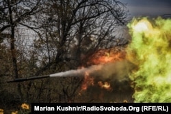 Український танк веде вогонь по позиціях росйських військ. Донеччина