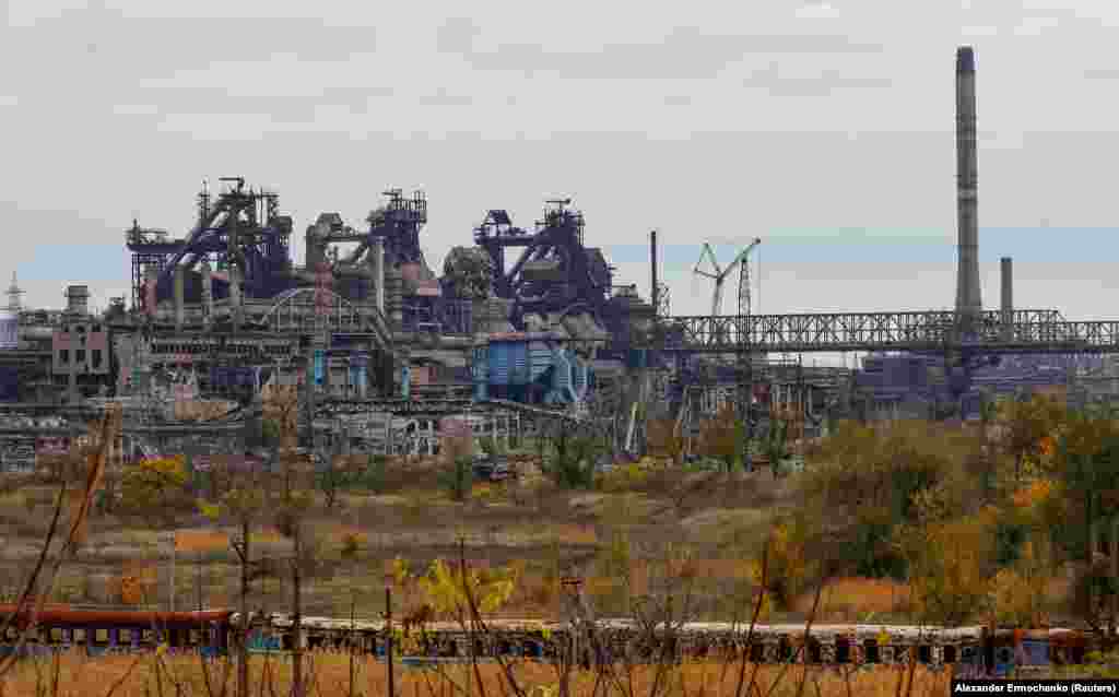 Поруйновані споруди заводу&nbsp;&laquo;Азовсталь&raquo;, 29 жовтня 2022 року. Наприкінці квітня&nbsp;вдалося домогтися від Кремля відкриття гуманітарного коридору для цивільних, які опинилися в пастці на &laquo;Азовсталі&raquo;.&nbsp;Військових всередині заводу не припиняли обстрілювати. Після цього, майже через місяць, українське командування в Києві ухвалило рішення: щоб зберегти життя бійцям, які залишилися на &laquo;Азовсталі&raquo;, їм наказали здатися в полон