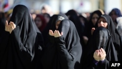 Ирактын Жогорку Ислам кеңешинде аялдар Айт күнү дуба беришүүдө. 9-август 2013