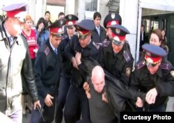 Момент задержания лидера незарегистрированной партии «Алга» Владимира Козлова. Алматы, 14 октября 2009 года.