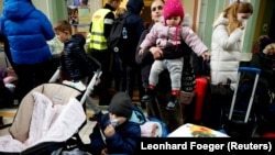 Refugiați din Ucraina, ajunși în Polonia, în primele luni ale invaziei rusești, Przemysl Glowny , 9 aprilie 2022. 