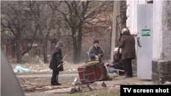 Російські війська руйнують містечко Попасна, але тут все ще залишаються мирні жителі