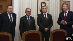 Отдясно наляво: Мустафа Карадайъ, Ахмед Ахмедов, Йордан Цонев и Хамид Хамид