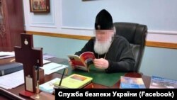 За даними СБУ, антиукраїнські матеріали «активно поширювали серед священнослужителів і вірян, щоб сформувати серед них позиції, вигідні країні-агресору»