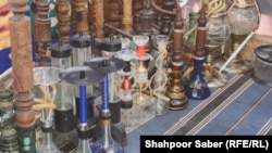 در سالهای اخیر جوانان زیادی قهوه خانه ها حضور می یافتند تا قلیان دود کنند