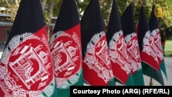 سفارت ها و دفاتر قنسلی افغانستان در بسیاری از کشور های تا هنوز هم زیر بیرق و قوانین حکومت پیشین این کشور فعالیت می کنند. 