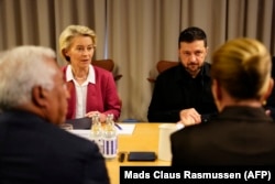 Президент Єврокомісії Урсула фон дер Ляєн і президент України Володимир Зеленський під час робочої сесії 7-го саміту Європейського політичного співтовариства у Копенгагені, Данія, 2 жовтня 2025 року