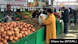 Сауда орталығында көкөніс таңдап тұрған тұтынушылар. Азаттық архивіндегі фото.
