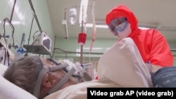 Також лікарі виявили 32 196 нових випадків захворювання коронавірусною інфекцією за добу