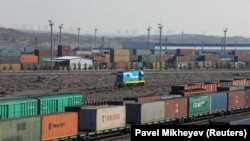 Грузовые поезда на казахстанско-китайской границе