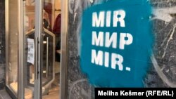 Графити со порака „Мир“ во босанскиот главен град Сараево, 20 октомври 2021 година.