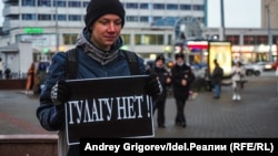 Марк Серов на одиночном пикете в Казани. Октябрь 2021 года