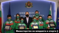 Българските състезатели на Световните игри за хора със Синдром на Даун и техните треньори Слав Петков и Бойка Петкова заедно с министъра на спорта Андрей Кузманов