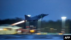 Шведський винищувач JAS 39 Gripen C/D злітає під час військових маневрів НАТО Nordic Response 24