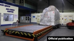 Орусиядан алынып келинген “Спутник Лайт” вакцинасы  “Манас” эл аралык аэропортунан кыргыз тарапка өткөрүлүп берилди. 