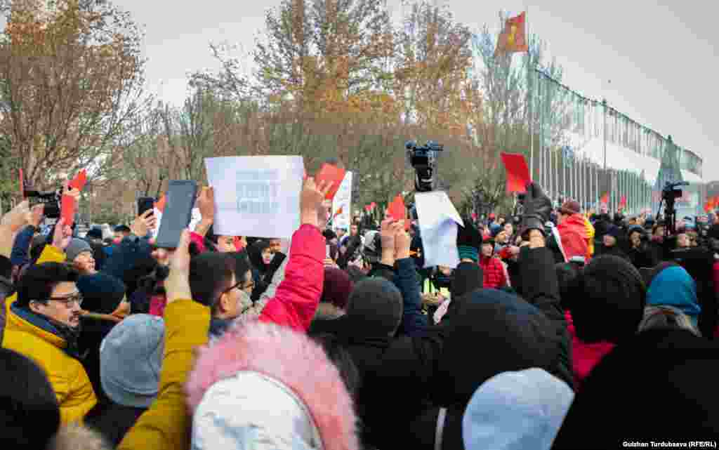 Буга чейин бир туугандар Райымбек жана Искендер Матраимовдор, алардын жубайлары жана үй-бүлөлүк &laquo;Ысмайыл Матраимов атындагы фонд&raquo; үч медианын үстүнөн сотко кайрылган.&nbsp;Алар &laquo;Матраимовдордун кадыр-баркына доо кетирген&raquo; деп &laquo;Азаттык&raquo; радиосунан, кабарчы Али Токтакуновдон, &laquo;Kloop&raquo; жана &laquo;24.kg&raquo; сайттарынан жалпысынан 60 миллион сом өндүрүп берүүнү өтүнүшкөн.