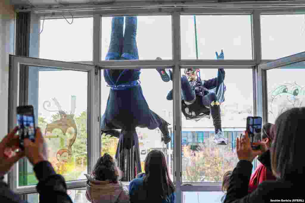 Двајца алпинисти облечени како Бетмен ги забавуваат децата на Клиниката за детски болести во Приштина.