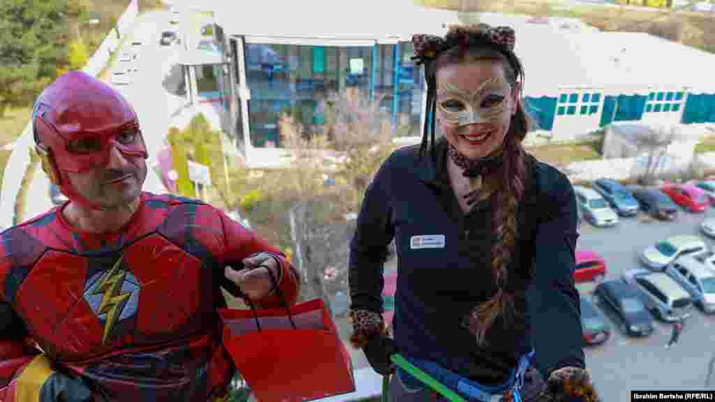 Членови на Алпин клуб Приштина со јажиња се спуштаат на Клиниката за детски болести во Приштина.