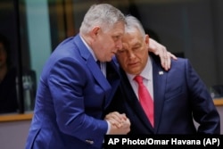 Роберт Фіцо та Вікто Орбан на саміті ЄС. Брюссель, 20 березня 2025 року (фото ілюстраційне)